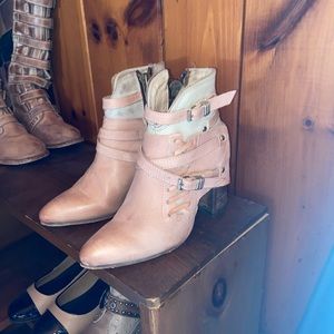 JEROME FREEBIRD SIZE 6 BOOTIES!  In blush 🔥